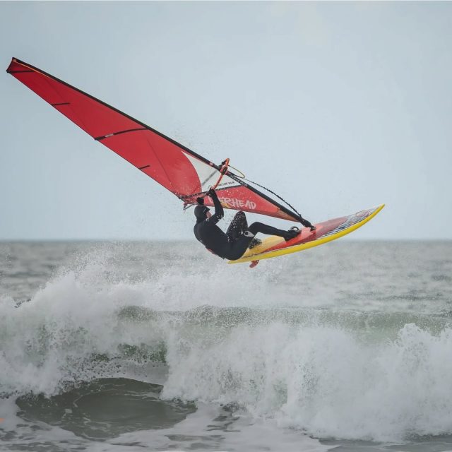 Psychologie Overheadienne 

- Session du jour -
Optimisation en Peak et OSS 5.7m

Le choix d'un matériel plus gros n'empêche pas de performer :

• le programme est le même : surf-sailing 
• l'objectif reste identique : attaque et plaisir !

🔥 Physiquement, cela demande juste un engagement supérieur en poussant plus fort sur ses appuis.

🧠 Mentalement, il suffit d'arrêter de croire qu'il faut le plus petit matos pour être meilleur.

Ce ne sont que les curseurs que l'on bouge et des sensations qui parviennent.

Au final, le vent est monté rapidement et il aurait été largement suffisant pour passer en 5m sur la Furious.
J'y ai pensé sur l'eau...
Et puis j'ai choisi de rester sur mon premier choix :
• + de confort
• + plus de tolérance
• un meilleur re-placement jusqu'au peak
• une meilleure économie d'énergie entre mes vagues.

Énergie que je peux alors utiliser au maximum dans mon surf.
Aurais-je été meilleur si j'avais changé de matos ?
A certains moments certainement !
A d'autres certainement pas !
Globalement sur la session ? 🎚️🎚️🎚️🎚️

Bon weekend à tous et je ramasse les copies dans deux heures 🤣

Images @loicolivierphoto 🙏🏻👍🏻🤙🏻
#overheadexperience
#overheadboards
#overheadsails
#surfsailing
#windsurf