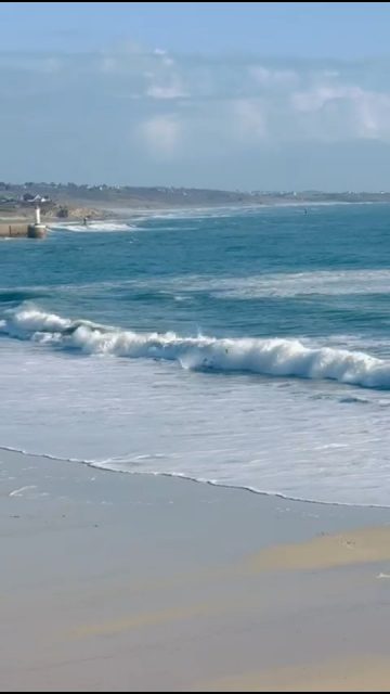 Chaud devant ❗
Un peu de shore-break aujourd'hui 😁
Image @kza_conciergerie 🙏🏻
#overheadexperience #overheadactivities  #piroguehawaïenne #oc4 #hawaiancanoe
