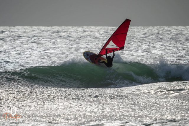 - surf à voile - De l'action en Furious 
🌊 La session du 13 février 2026

📷 @loicolivierphoto 👍🏻🙏🏻

⚡Vent très irrégulier bien off-shore mais offrant un minimum d'angle pour prendre la belle houle.

➡️ En 5m sur la Furious, je me suis offert quelques surfs bien sympas sous un soleil bien agréable et très appréciable ces temps ci. 

🙏🏻 J'aime les lendemains de tempêtes.
Le soleil revient, le spot se clean mais offre encore une bonne puissance. 
Les vents faiblissent en s'orientant plutôt de terre... Les couleurs sont magnifiques.

#overheadexperience
#overheadboards
#overheadsails
#surfsailing #windsurf