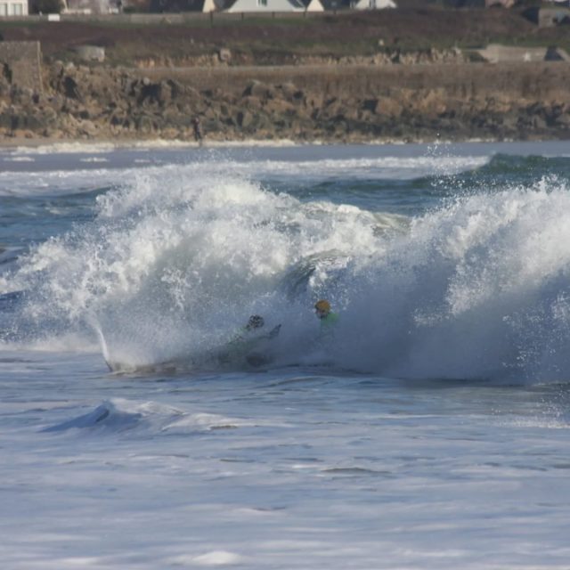 - Pirogue hawaïenne OC4 - Technique 
🌊 La session du 7 février 

📷 @mistermi29 🙏🏻

🏖️ "Beacher" définition : action volontaire de s'échouer.
Capitaine ! Capitaine ! La pirogue s'échoue !
Oh oui, c'est chou la pirogue 🤣
( 😉 @djiimi )

😇 Parfois, il faut s'incliner devant la force de la nature...
Toute tentative de sortie de surf (kick-out) sur cette vague aurait certainement pondu d'un "mikado de pirogue" dans le shore-break bien gourmand du jour...

☝🏻Pour performer, il faut toujours soigner son entrée et sa sortie.
L'important était de rester bien dans l'axe et d'y croire, et nous avons bien assuré cette sortie là ❗💥

#overheadexperience
#piroguehawaïenne
#hawaiancanoe
#oc4
#cohesion
