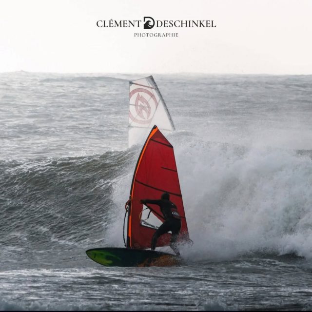- windsurf - Vent fort
🌊 La session du 16 février 

📷 @clementdphotographie 

⚡ Retour dans le vent fort et sur un petit flotteur dans des conditions de vagues toujours très agitées. 

😌 Découverte de cette petite @robsurfboards bien incisive dans le surf.
OSS 4.4m, ce design de voile ne cesse de me surprendre de par sa plage d'utilisation et ses performances !

#overheadexperience #windsurf #waveriding #
