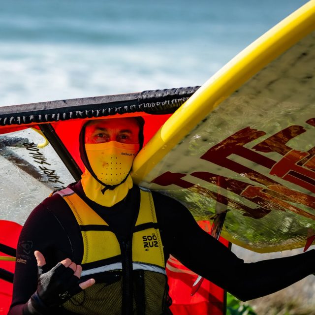 - PORTRAIT - Couvert !
🌊 La session du 4 mars

📷 @loicolivierphoto 🙏🏻

☀️ J'aime le soleil mais lui ne m'aime plus vraiment.... 
Naviguer en boardshort reste un souvenir bien sympa mais aujourd'hui je n'ai plus le choix. C'est comme ça.

😃 Encore une session sympa dans du vent ULTRA light aujourd'hui, des images d'action sur le site Overhead-Experience à suivre en fin de semaine avec les principaux conseils pour performer dans la pétole !

❌ Une dernière session demain puis, à partir de vendredi et pour tout le mois de mars, je vais devoir rester au sec.
Les coachings se feront depuis le bord ou  en zodiac en fonction des disciplines et des conditions.

🎥 Du coup, il y aura plus de vidéo et d'analyse d'images lors des prochaines séances.
Une approche intéressante !
Pensez à réserver vos créneaux 🙏🏻😉

#overheadexperience
#overheadcoaching
#progression #evolution #coaching