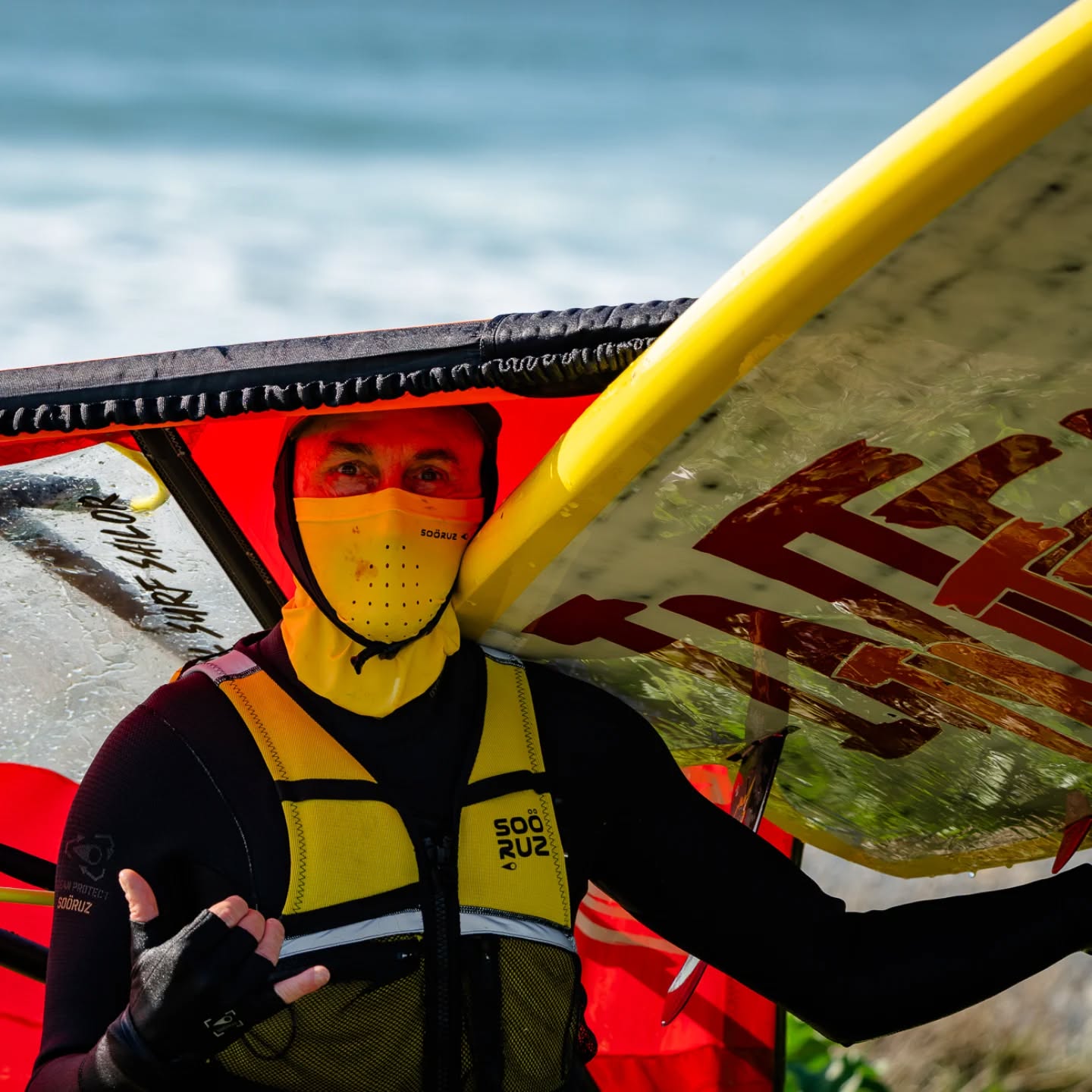 - PORTRAIT - Couvert !
🌊 La session du 4 mars

📷 @loicolivierphoto 🙏🏻

☀️ J'aime le soleil mais lui ne m'aime plus vraiment.... 
Naviguer en boardshort reste un souvenir bien sympa mais aujourd'hui je n'ai plus le choix. C'est comme ça.

😃 Encore une session sympa dans du vent ULTRA light aujourd'hui, des images d'action sur le site Overhead-Experience à suivre en fin de semaine avec les principaux conseils pour performer dans la pétole !

❌ Une dernière session demain puis, à partir de vendredi et pour tout le mois de mars, je vais devoir rester au sec.
Les coachings se feront depuis le bord ou  en zodiac en fonction des disciplines et des conditions.

🎥 Du coup, il y aura plus de vidéo et d'analyse d'images lors des prochaines séances.
Une approche intéressante !
Pensez à réserver vos créneaux 🙏🏻😉

#overheadexperience
#overheadcoaching
#progression #evolution #coaching