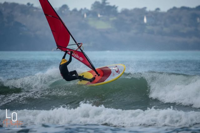 - SURFSAILING - Ultra light wind
🌊 La session du 2 mars

📷 @loicolivierphoto 👍🏻🙏🏻

☀️ Sensation printanière aujourd'hui avec un beau soleil et des températures clémentes.
J'ai ramené la météo de l'Almanarre dans mes valises 😂

👉🏻 Sur Windguru, que du blanc et du bleu clair.... Mais j'ai choisi le spot offrant l'orientation parfaite (side-off) et de belles vagues pas trop grosses .

🎯 J'ai pris mon plus gros matos:
• flotteur INTENSE 145 
• "Bonzer" Select X1V4 23cm + sides 4cm • voile OSS 5.7m.

Résultat : une belle session qui sentait bon le printemps. J'ai enchaîné les vagues pendant deux heures.
C'est top la planche à voile dans la pétole.

❓ Ça vous branche mais vous n'osez pas vous lancer ? 
Laissez-vous tenter par un coaching et entrez dans l'Overhead-Experience !

#overheadexperience
#overheadboards #overheadsails #surfsailing #surfavoile