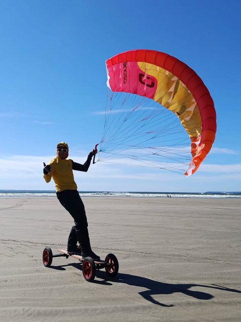 POCKETwing SPEEDSAIL -
🌊 Session au sec : je fais mon "DRY MARCH"

📷 Damien 🙏🏻👍🏻

❌ Je ne peux pas aller dans l'eau pendant le mois de mars alors je trouve du plaisir à glisser différemment.

🙏🏻 Un grand merci à Jean-Baptiste de @speedsailnorbertblancsports pour ce fabuleux support qui me permet d'encadrer mes cours "focus maniement wing". 

☝🏻 Cela permet de prendre beaucoup de plaisir dans l'apprentissage, avec un support sous les pieds très simple à gérer. Step by step, on peut ainsi se concentrer uniquement sur la gestion du vent et la traction de l'aile.

#overheadexperience #overheadcoaching #speedsail #pocketwing #fun