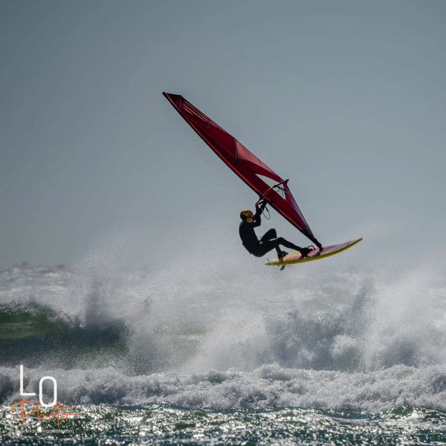 SURFSAILING - Air time

🌊 La session du 6 avril 
📷 @loicolivierphoto 

☀️ Retour aux affaires (aquatiques) dans des conditions plutôt musclées et fourbes...

⬆️ OSS 4.4m
➡️ Furious 95 litres 
⬇️ X1V4 20cm

😇 Il fallait être prudent sur le spot.
Les bancs de sable ne sont pas au top actuellement et les vagues ferment violemment comme " une marche".
Il y avait moyen de se faire aspirer dans la machine à broyer du matos et de finir du sable plein la ... combi 😁.

🤙🏻 C'est le printemps ! Le temps est bon, la houle et la brise sont bien là.
C'est le bon moment pour se jeter à l'eau et pourquoi pas le temps d'un coaching individualisé ? Si ça vous tente, contactez moi.

#overheadexperience #overheadcoaching #overheadboards #overheadsails #surfavoile