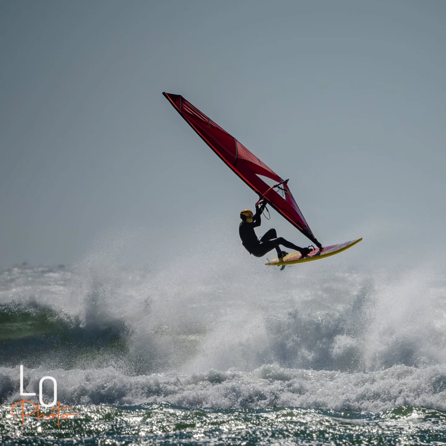 SURFSAILING - Air time

🌊 La session du 6 avril 
📷 @loicolivierphoto 

☀️ Retour aux affaires (aquatiques) dans des conditions plutôt musclées et fourbes...

⬆️ OSS 4.4m
➡️ Furious 95 litres 
⬇️ X1V4 20cm

😇 Il fallait être prudent sur le spot.
Les bancs de sable ne sont pas au top actuellement et les vagues ferment violemment comme " une marche".
Il y avait moyen de se faire aspirer dans la machine à broyer du matos et de finir du sable plein la ... combi 😁.

🤙🏻 C'est le printemps ! Le temps est bon, la houle et la brise sont bien là.
C'est le bon moment pour se jeter à l'eau et pourquoi pas le temps d'un coaching individualisé ? Si ça vous tente, contactez moi.

#overheadexperience #overheadcoaching #overheadboards #overheadsails #surfavoile