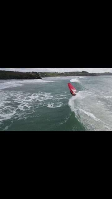 SURF A VOILE - Facile 

🌊 Rien d'extrême, juste un surf à la cool sur une vague plutôt moussue. Analyse.
🎥 @loicolivierphoto 

☀️ Le temps est beau, la brise légère, et les vagues déferlent irrégulièrement sans être parfaites.
L'important, c'est d'exploiter tout le potentiel offert dès que l'on a choisi sa vague.

🧐 Placement et anticipation. 
Après avoir repéré la vague que je veux prendre, j'anticipe mon virement de bord. 
La Furious 95 litres reste très stable et me porte facilement, ce qui me permet de me relancer malgré le peu de vent. 

⚠️ Il ne faut pas attendre la vague pour se lancer. 
Il est important de glisser préalablement afin d'optimiser son départ au take-off.

☝🏻 Dans le surf, il faut s'engager entièrement. Engager le rail du flotteur en étant puissant sur ses appuis, engager le corps et le gréement vers l'avant, et frapper la vague avec la carène pour être relancé dans le sens du surf, et surtout lorsque l'on vient frapper la mousse !

➕ Jetez un œil sur le dernier article du site Overhead-Experience. Vous y trouverez tous les conseils pour performer en surf à voile !
Et si vous en voulez plus encore, laissez-vous tenter par un coaching individualisé. Progression instantanée garantie. 

#overheadexperience #overheadcoaching #overheadproducts
#surfavoile