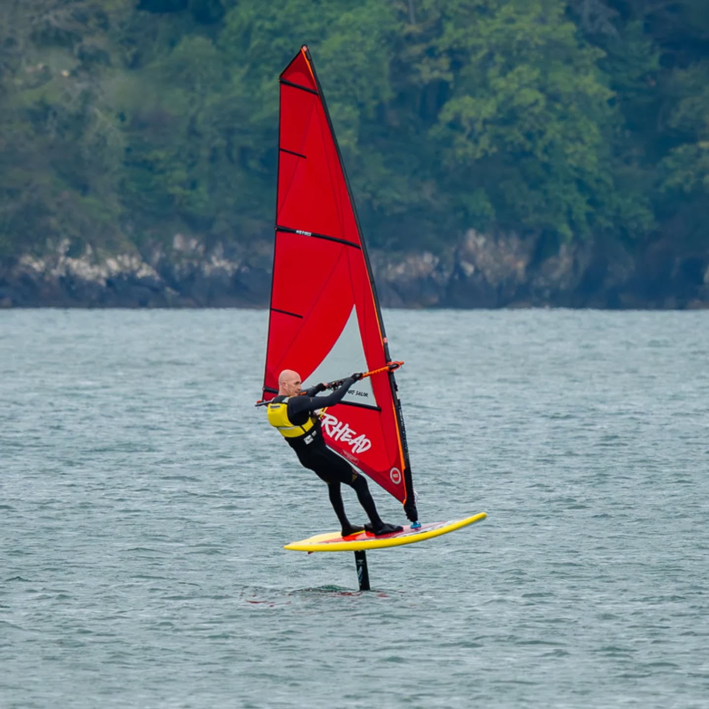 WINDFOIL - Je réponds à vos questions 

📷 @loicolivierphoto 

❔ Vous êtes quelques uns à m'avoir demandé pourquoi j'avais le pied avant si proche du pied de mat en foilwindsurf.

🤣 Parce que je suis fainéant !
J'utilise le même réglage que pour le supfoil ou wingfoil, donc un foil réglé très puissant et " pied avant " pour avoir de la portance, du pomping et de la maniabilité.

☝🏻 Idéalement, il m'aurait suffit d'enlever la cale "surf" de l'aile avant du foil Select Goliath et, si je veux naviguer à plus haut régime, réduire l'angle du stab. Mais dans le vent très light, cela ne me pose aucun problème de naviguer plus avancé sur ma Furious.

👉🏻 Si ce n' est pas encore fait, n'hésitez pas à aller faire un tour sur le site Overhead Experience. Vous y trouverez justement un article sur le foil dans les dernières news.

#overheadexperience
#overheadboards
#overheadsails #overheadcoaching #windfoil