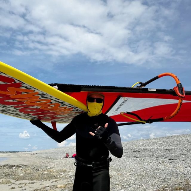 SURFSAILING - Un air d'été 

🌊 La session du 8 mai
📷 @loicolivierphoto 

☀️ Un soleil solide, une petite houle et une légère brise side-off. Des conditions idéales pour découvrir le surf à voile sans compromis !

☝🏻 Dans ces conditions, idéales pour les deux stagiaires du jour, la technique est primordiale pour optimiser sa glisse dans le replacement comme sur la vague peu puissante. La vitesse est la clé, et il faut avoir le "touché d'eau" parfait pour réussir à accélérer et surfer dynamiquement.

🙏🏻 Un grand merci @julbo_eyewear et @sooruzofficial  de prendre soin de moi avec des protections de qualité sans lesquelles je ne pourrais savourer ma passion aujourd'hui. 

#overheadexperience #overheadboards #overheadsails #overheadcoaching #surfavoile