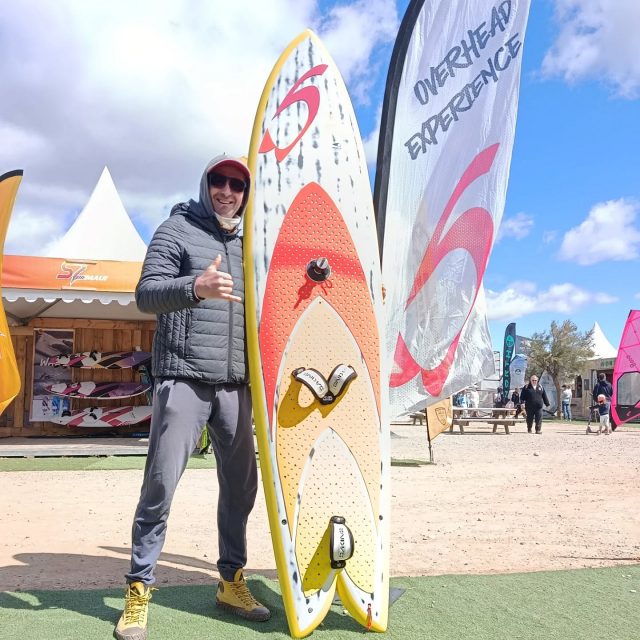 - DÉFI WIND - Instants 

🌊 Voyage au pays du vent 14/17 mai

1 - Bienvenue au village 😁🤙🏻
2 - Le stand @overhead_experience 
3 - Premier soir, dîné avec des légendes (au pied d'un flotteur légendaire d'une autre légende 🙌🏻)
4 - Le Défi WIND : 24 années plus tard, c'est toujours aussi incroyable !
5 - L'allée Copello, intense !
6 - Mon pote Bur, merci 😘
7 - Pareil, ha non merde.....

Objectif 2027 pour les 25 ans ?
Fumer Dany, Gédéon, Clark, Baron, entre autres.... 🤣
Bref j'y serai et sur l'eau !

#overheadexperience #overheadcoaching #windsurf #defiwind  #fantastique