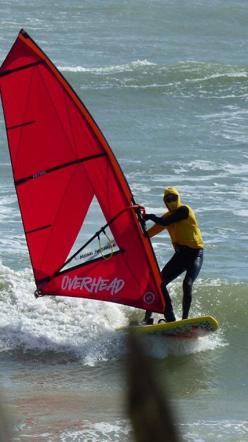 TRIP - En Furious à la Tranche sur Mer 

🌊  3 jours d'actions non-stop avec une seule et même board.
🎥 @pioupiou_official
& @_paulfchr

👉🏻 En images dans ce clip, la Furious 95L
 (215cm x 72cm), foil Select Goliath.
Intense, Peak ou Furious, chaque surf à voile de la gamme @overhead_experience peut tout faire :
Windsurf, stand-up-paddle, wingfoil, windfoil, supfoil.
Il suffit de choisir le modèle qui correspond à son gabarit et à son niveau, du débutant au pro.

⏳ Le temps libre est précieux et scorer à chaque occasion est accessible !
Envisagez les choses autrement, peut-être en inversant le problème ? 
N'attendez plus les "bonnes" conditions mais optez pour un flotteur polyvalent-tolérant-performant multi-disciplines qui vous garantit d'aller sur l'eau sur le plat et dans les vagues, avec ou sans vent.
Du plaisir simple et essentiel.

☀️ Vous doutez ? Tentez l'Overhead Experience le temps d'un coaching individualisé. Découvrez, améliorez, entretenez votre passion.

#overheadexpience
