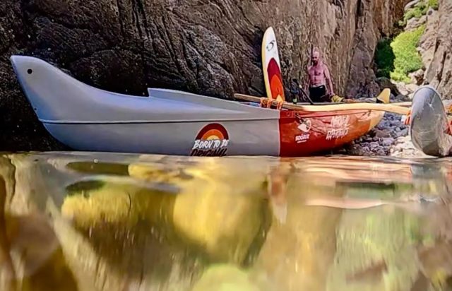INSTANT - Pause fraîcheur 
🌊 La session du 11 août 
📷 @loicolivierphoto 

☀️ Encore une jolie balade "pirogue & sup" avec mon ami Loïc et sa famille.
L'eau à 18° et l'ombre de la falaise verticale rendent cette petite pause bien agréable.

🤩 Le Cap m'émerveille encore après toutes ces années et le temps exceptionnellement calme nous offre des opportunités exceptionnelles et savoureuses.
En attendant les vagues...

#overheadexpience