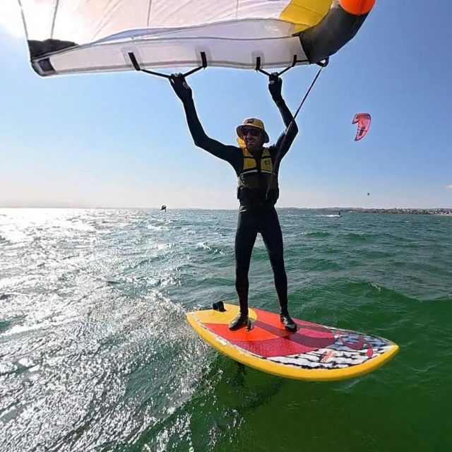 WINGFOIL - Le foil a-t-il sauvé l'été 2026 ?
🌊 La session du 15 août 
📷 @loicolivierphoto 

😀 Ok nous avons eu une petite rentrée de houle ces 3 derniers jours, avec un timing compliqué à gérer à cause des gros coefficients de marée.
Mais franchement, heureusement qu'il y a le foil pour sauver l'été et maintenir un bon rythme de sessions !

💨 Le vent est plutôt soutenu en ce moment, les petites surfaces sont de sortie.
Aujourd'hui en Furious 95 litres, wing 3.6m et foil Goliath 1110-38.
Et merci Loïc pour la petite photo au passage 🙏🏻
Demain c'est windsurfoil au programme !

#overheadexperience