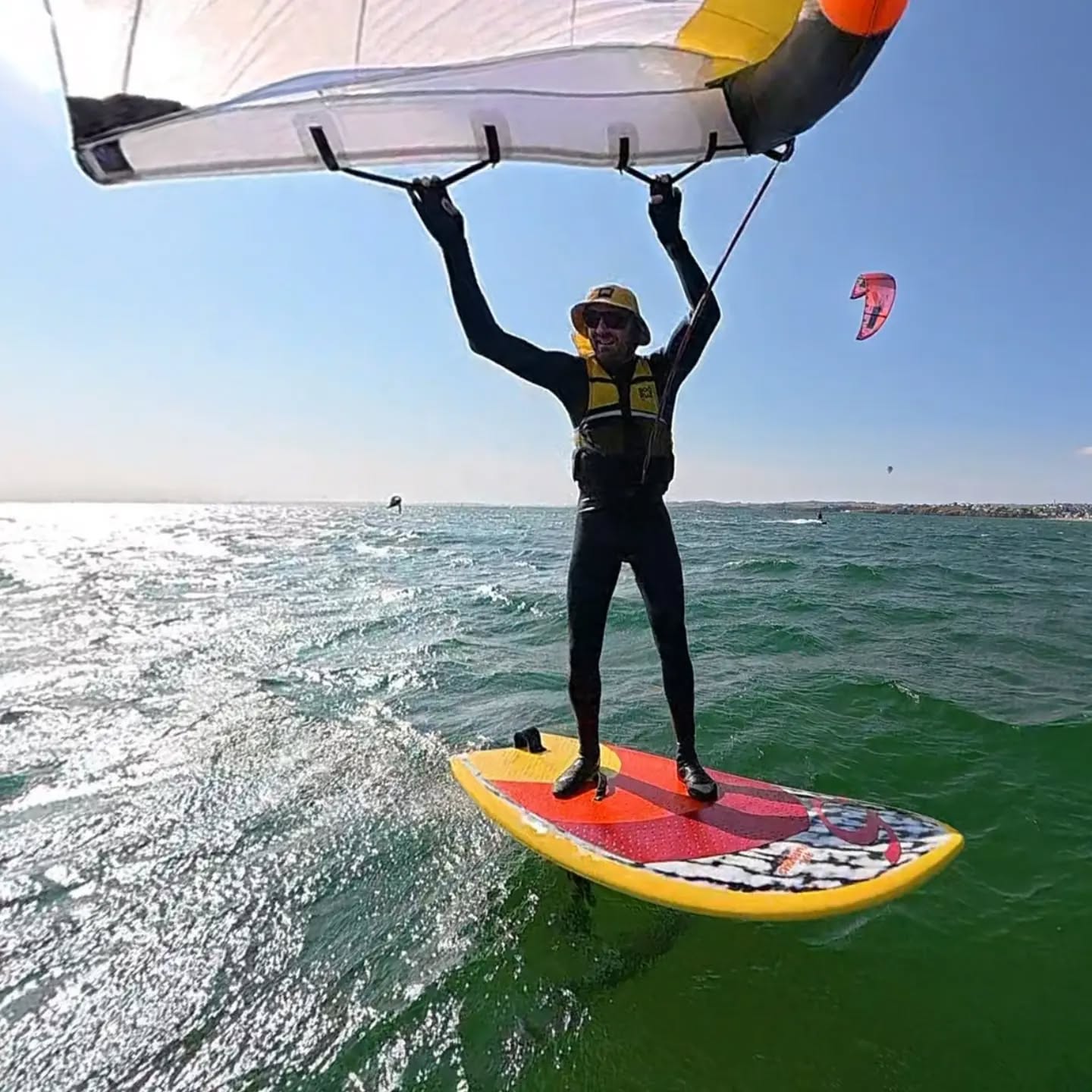 WINGFOIL - Le foil a-t-il sauvé l'été 2026 ?
🌊 La session du 15 août 
📷 @loicolivierphoto 

😀 Ok nous avons eu une petite rentrée de houle ces 3 derniers jours, avec un timing compliqué à gérer à cause des gros coefficients de marée.
Mais franchement, heureusement qu'il y a le foil pour sauver l'été et maintenir un bon rythme de sessions !

💨 Le vent est plutôt soutenu en ce moment, les petites surfaces sont de sortie.
Aujourd'hui en Furious 95 litres, wing 3.6m et foil Goliath 1110-38.
Et merci Loïc pour la petite photo au passage 🙏🏻
Demain c'est windsurfoil au programme !

#overheadexperience